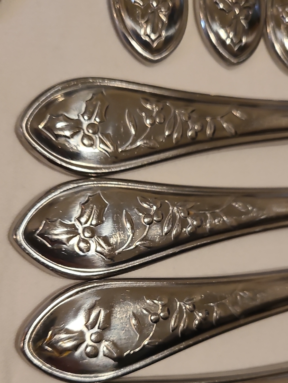 Pfaltzgrass Winter Berry Winterberry Stainless 18pc Holly Berry Flatware Holiday